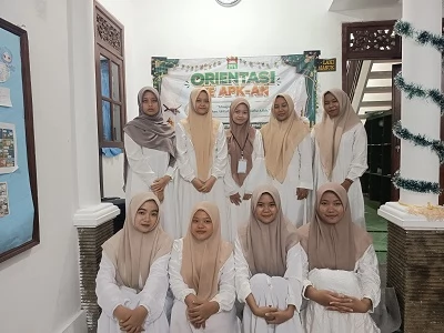 Raden Ajeng Jihan Fakhira Zain Mengikuti Orientasi Santri Baru Bersama Kelompok di Pondok Pesantren Putri Khadijah Pamekasan Madura